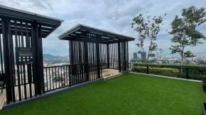 Comfy 2BR Sunny Suite Sky Pool & Stunning Views